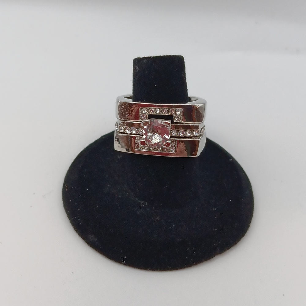 Chic Silver Ring With Clear Gemstone - image 1